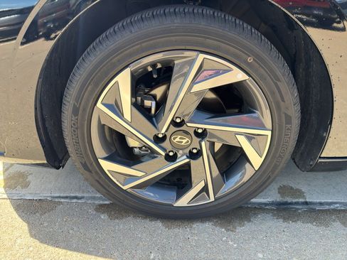 New 2025 Hyundai Elantra SEL FWD image 9