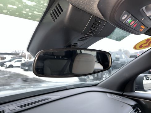 Used 2025 Chevrolet Traverse LT image 19