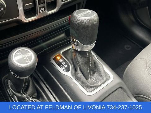 Used 2018 Jeep Wrangler Unlimited Sahara image 15