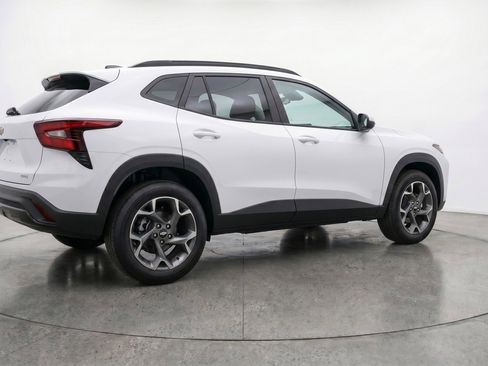 Used 2025 Chevrolet Trax LT FWD image 9