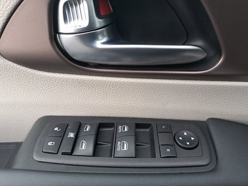 Used 2023 Chrysler Voyager LX image 29