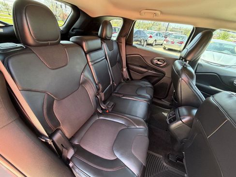 Used 2015 Jeep Cherokee Trailhawk AWD/4WD image 16