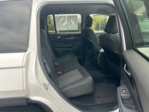 Used 2023 Jeep Grand Cherokee Laredo AWD/4WD image 32