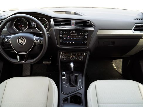 Used 2020 Volkswagen Tiguan SE w/ Panoramic Sunroof Package image 26