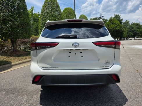 Used 2021 Toyota Highlander XLE AWD/4WD image 4