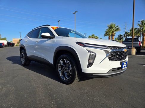 Used 2025 Chevrolet Trax LT FWD image 1