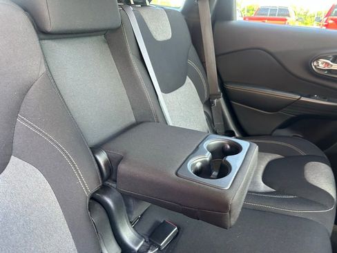 Used 2016 Jeep Cherokee Sport FWD image 29