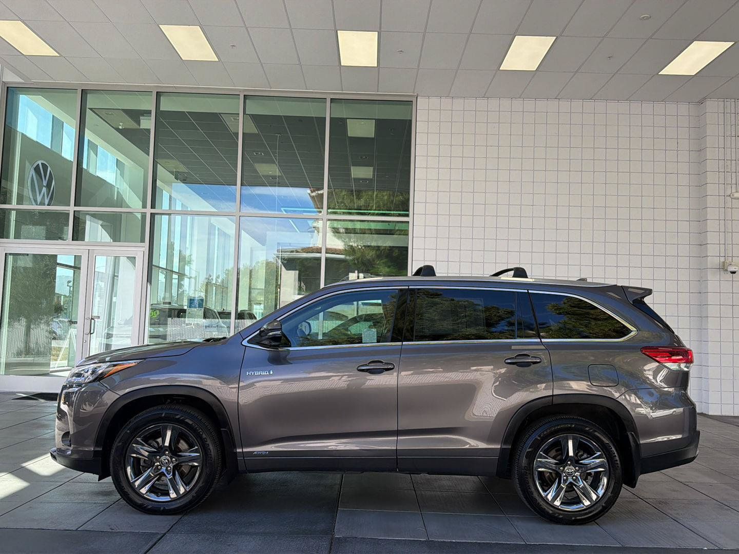 Used 2017 Toyota Highlander Limited Platinum AWD/4WD image 2