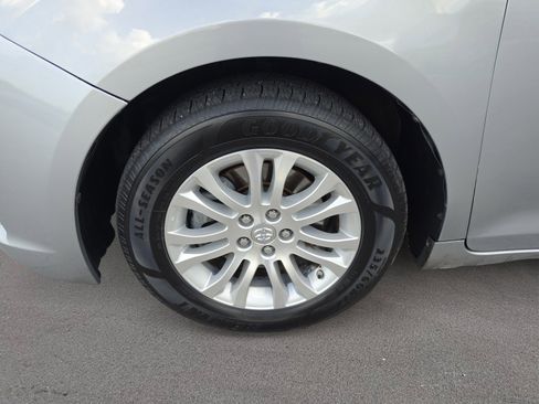 Used 2017 Toyota Sienna XLE Premium FWD image 27