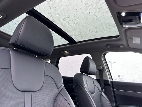 Used 2025 Kia Sorento EX image 16
