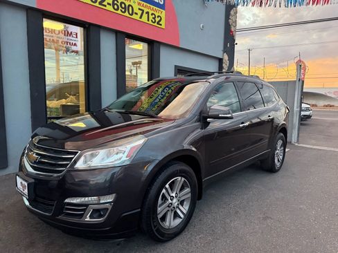 Used 2017 Chevrolet Traverse LT image 2