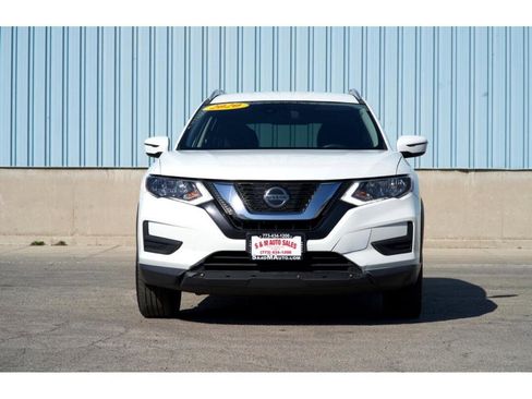Used 2020 Nissan Rogue SV image 2