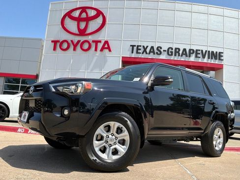 Used 2023 Toyota 4Runner SR5 Premium w/ Moonroof Package RWD image 2