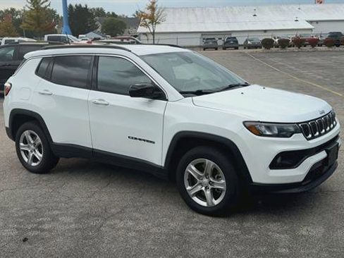 Used 2023 Jeep Compass Latitude image 2