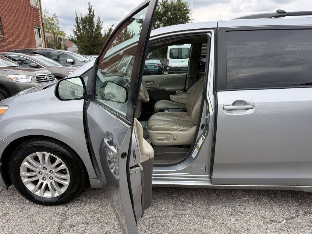 Used 2011 Toyota Sienna XLE w/ Entertainment Pkg FWD image 11