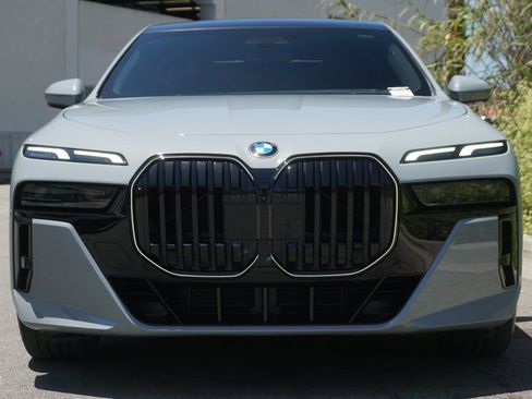 New 2025 BMW 740i image 3
