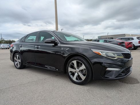 Certified 2019 Kia Optima S image 2