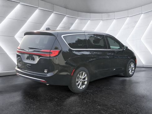 New 2026 Chrysler Pacifica Select image 6