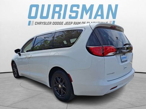 Certified 2023 Chrysler Voyager LX FWD image 4