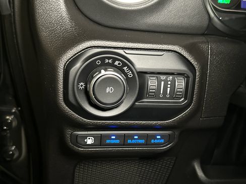 Used 2022 Jeep Wrangler Unlimited Rubicon 4xe w/ Cold Weather Group AWD/4WD image 18