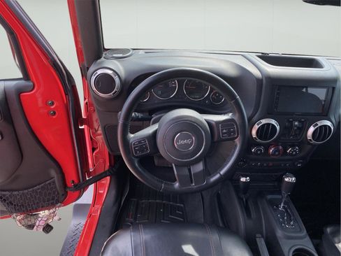 Used 2017 Jeep Wrangler Unlimited Sahara w/ Connectivity Group AWD/4WD image 13