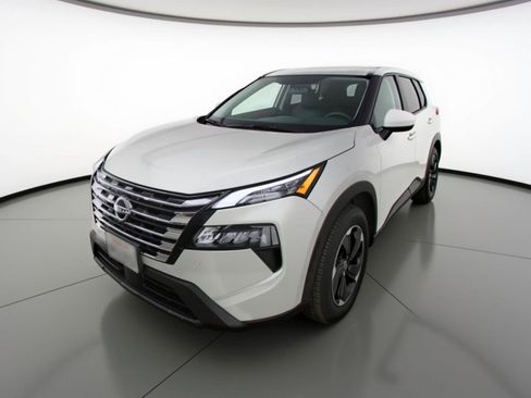 Used 2025 Nissan Rogue SV FWD image 3