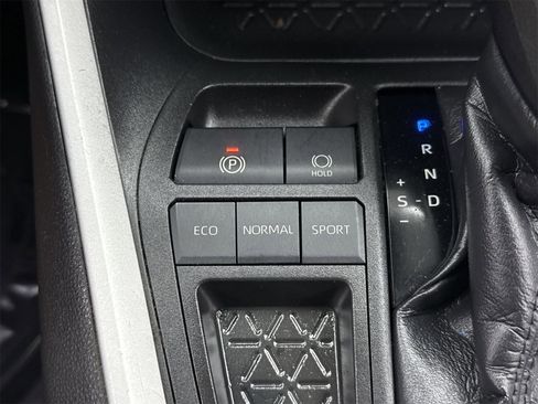 Used 2021 Toyota RAV4 XLE image 30