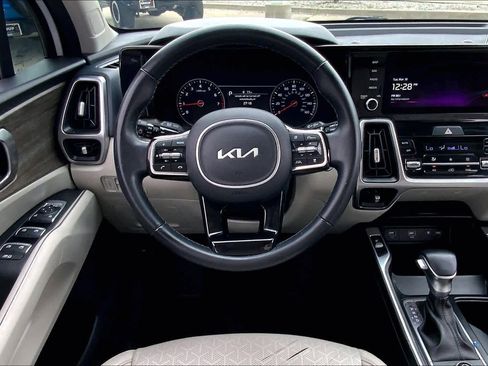Used 2022 Kia Sorento EX w/ Panoramic Sunroof Package FWD image 6