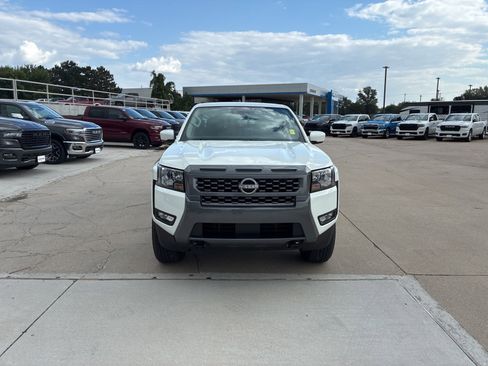 Used 2025 Nissan Frontier SV w/ SV Convenience Package image 8
