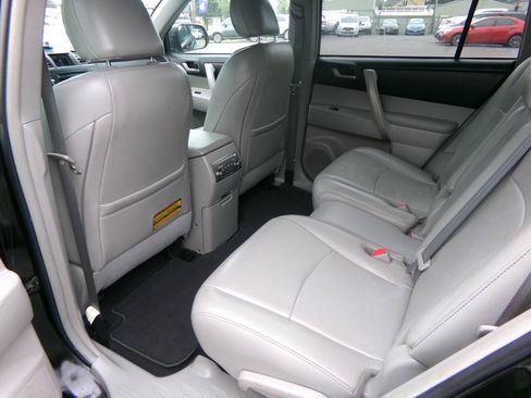 Used 2012 Toyota Highlander SE w/ Tow Pkg AWD/4WD image 8