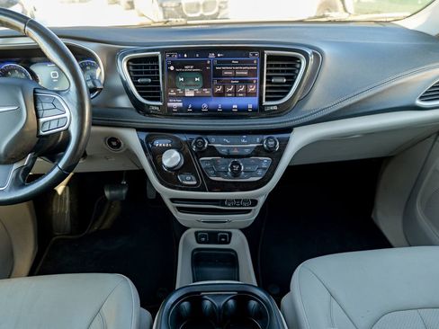 Used 2021 Chrysler Pacifica Touring-L AWD/4WD image 37