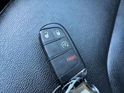 Used 2025 Jeep Compass Limited image 25