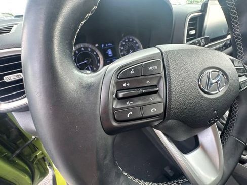 Used 2022 Hyundai Venue SEL FWD image 18