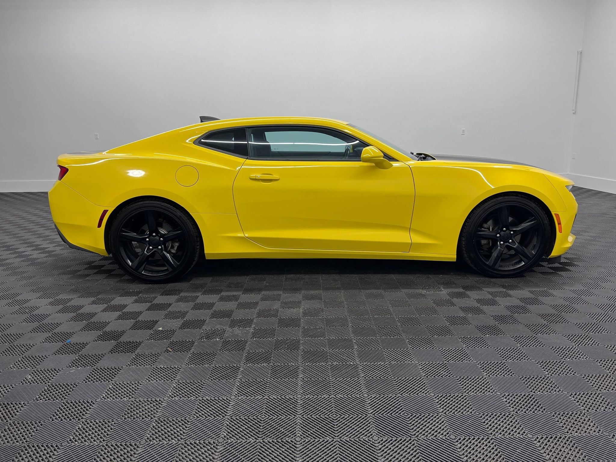 Used 2017 Chevrolet Camaro LT RWD image 8