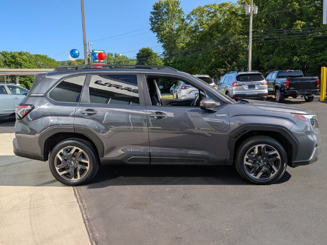 Used 2025 Subaru Forester Premium AWD/4WD image 2