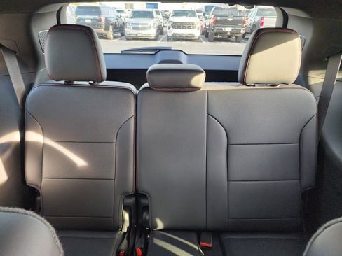 Used 2025 Chevrolet Traverse RS image 19