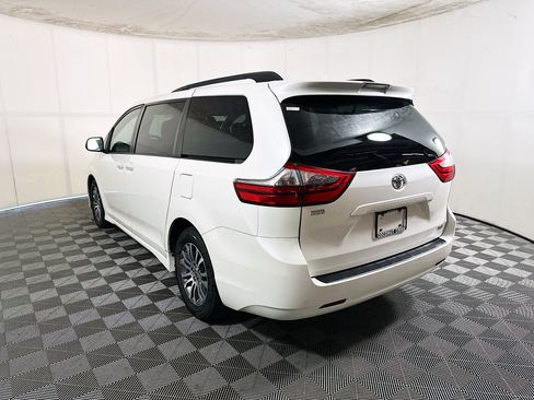Used 2020 Toyota Sienna XLE FWD image 5