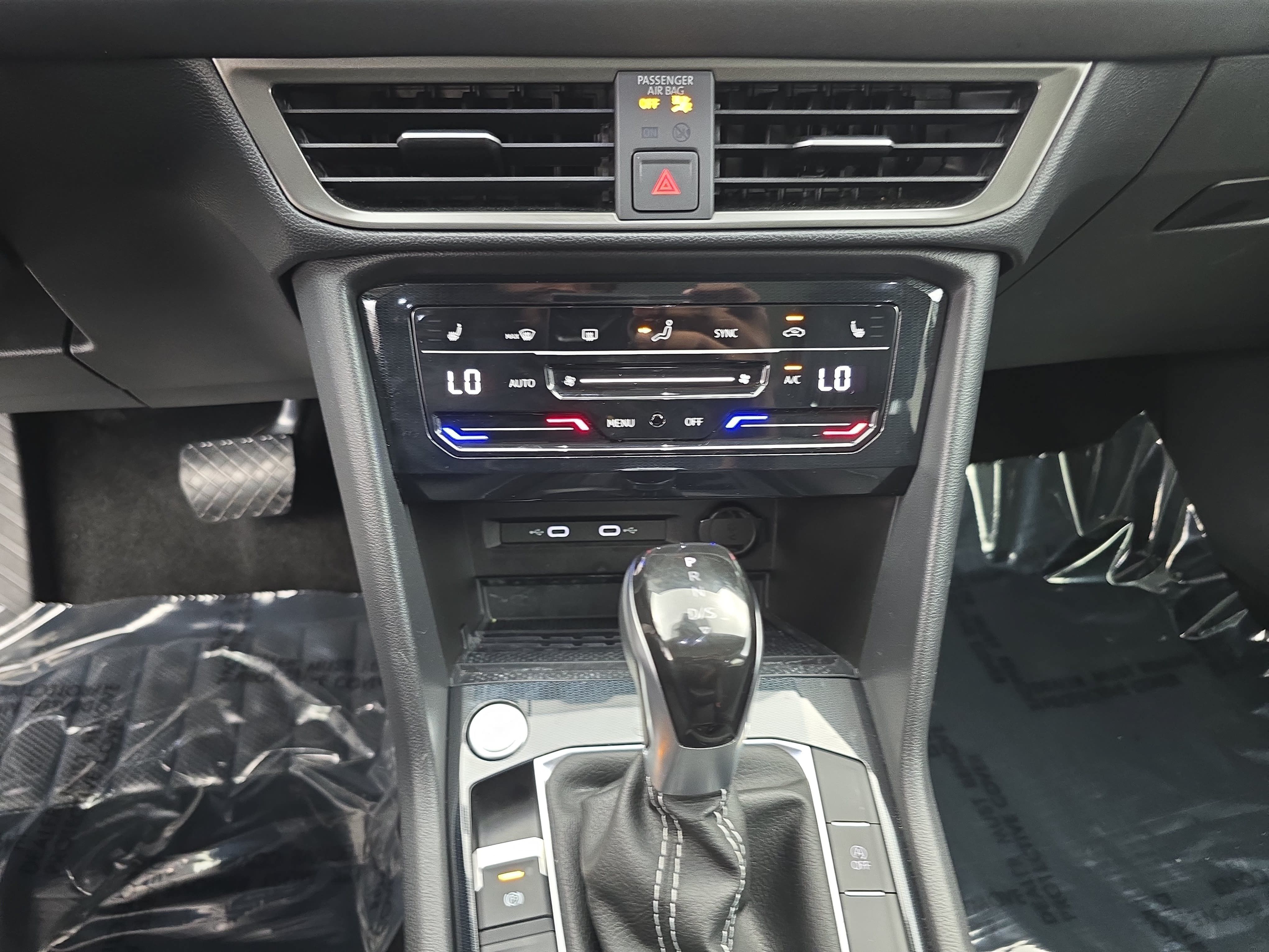 Certified 2025 Volkswagen Taos SE FWD image 23