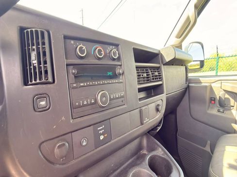 Used 2017 GMC Savana 3500 RWD image 28