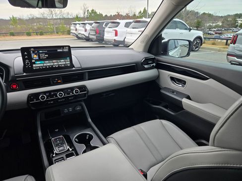 Used 2025 Honda Pilot Touring image 11