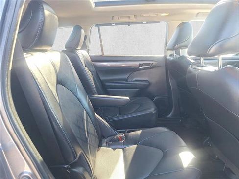 Used 2023 Toyota Highlander Platinum image 19