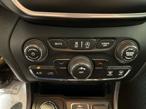 Used 2019 Jeep Cherokee Latitude Plus w/ Cold Weather Group image 17