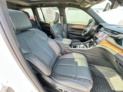 Used 2025 Jeep Grand Cherokee Summit AWD/4WD image 28