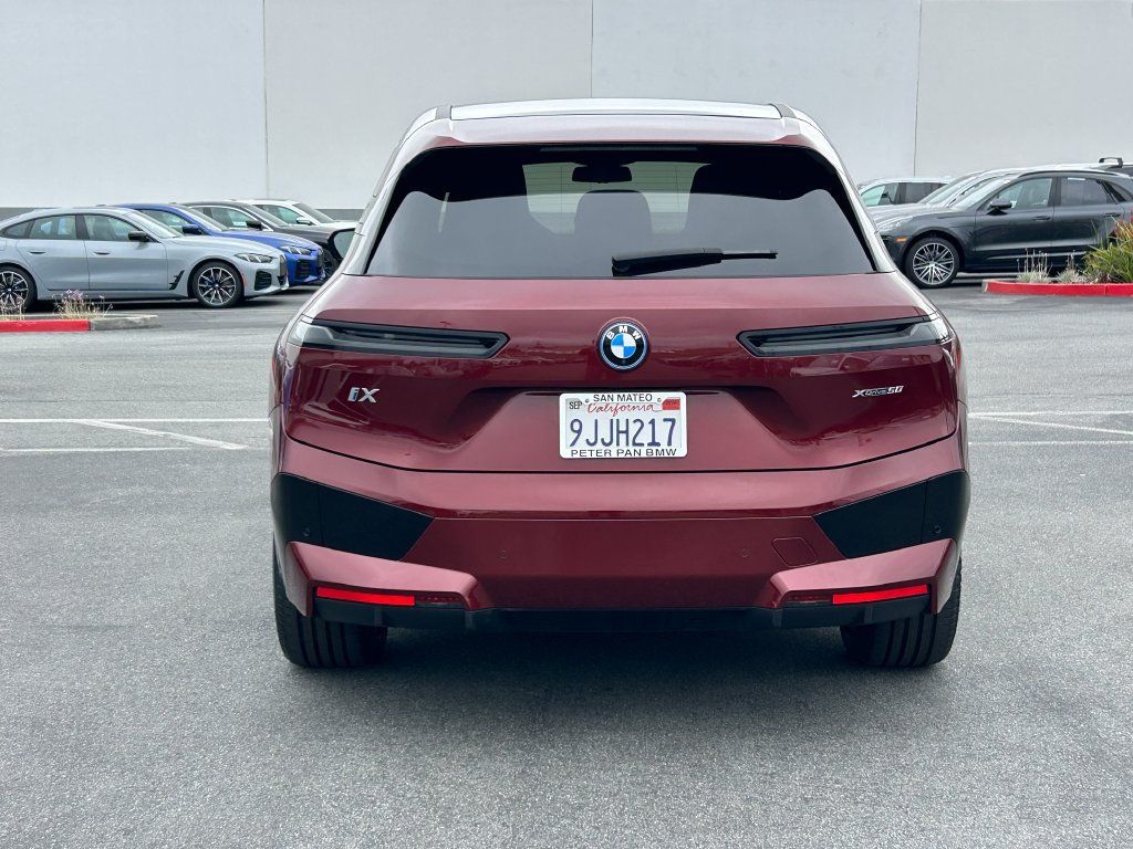 Used 2024 BMW iX xDrive50 w/ Sport Package AWD/4WD image 4