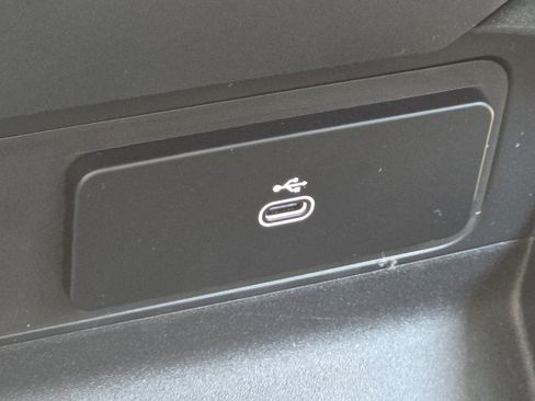 Used 2025 Land Rover Defender 110 X-Dynamic SE image 9