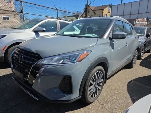 Used 2021 Nissan Kicks SV image 1