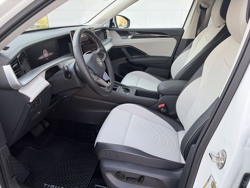 Certified 2025 Volkswagen Tiguan SE w/ Panoramic Sunroof Package image 12