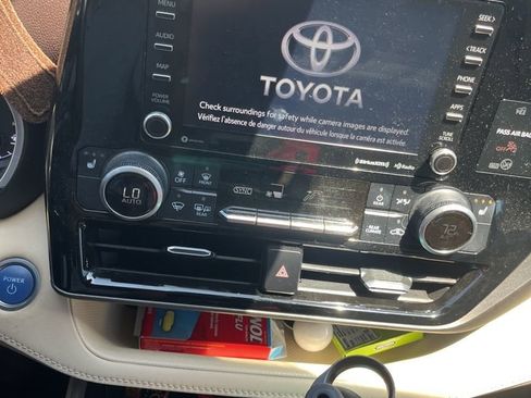 Used 2021 Toyota Highlander XLE AWD/4WD image 17