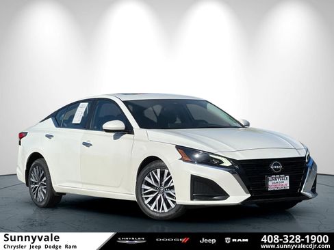 Used 2023 Nissan Altima 2.5 SV w/ SV Premium Package image 1