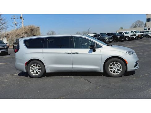Used 2024 Chrysler Pacifica Touring-L FWD image 2